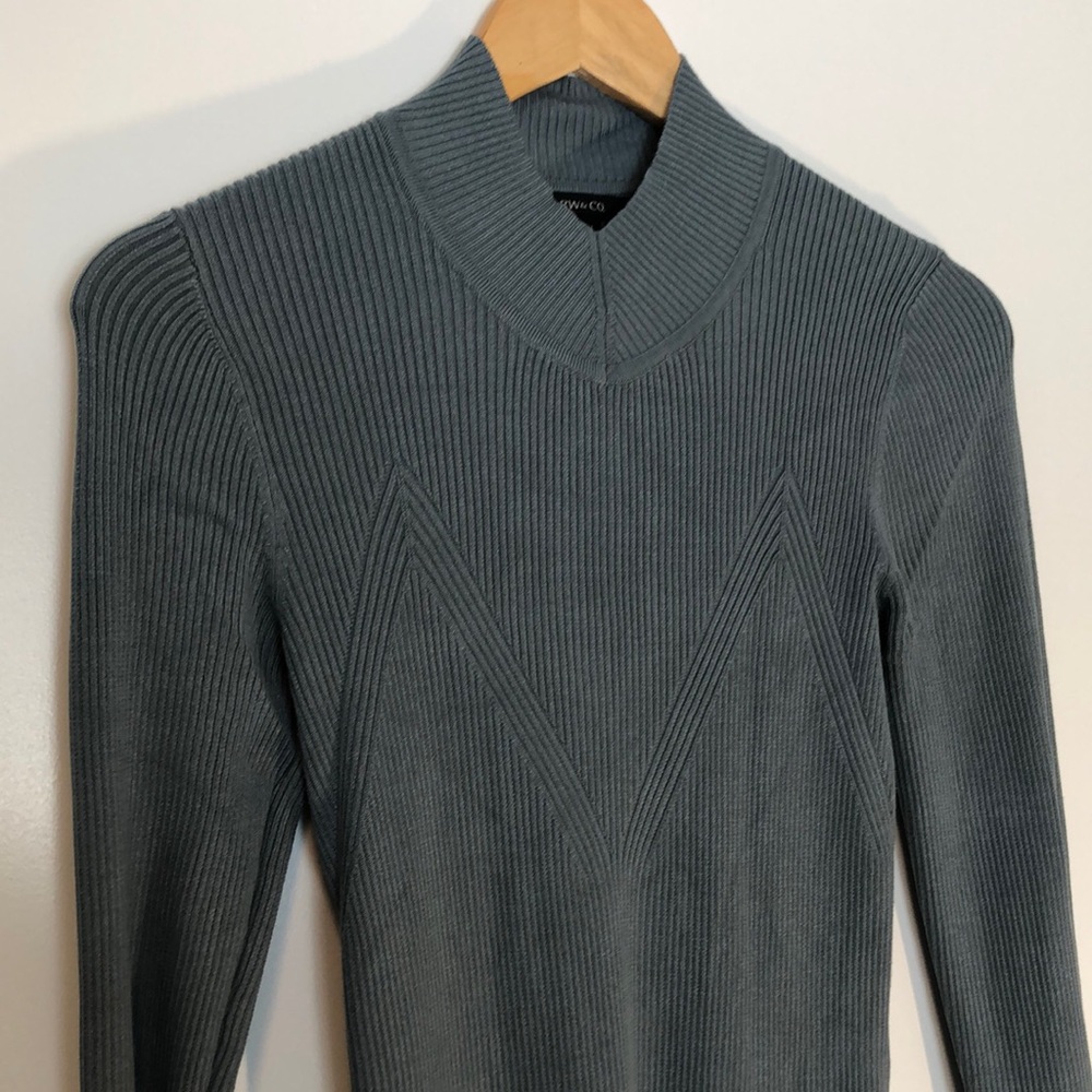 Women’s RW&Co Mock Neck Green Sweater in medium.
